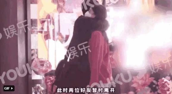 Hai người trao nhau những cử chỉ thân mật tại nơi được cho là trung tâm thương mại. Hai người trao nhau những cử chỉ thân mật tại nơi được cho là trung tâm thương mại.