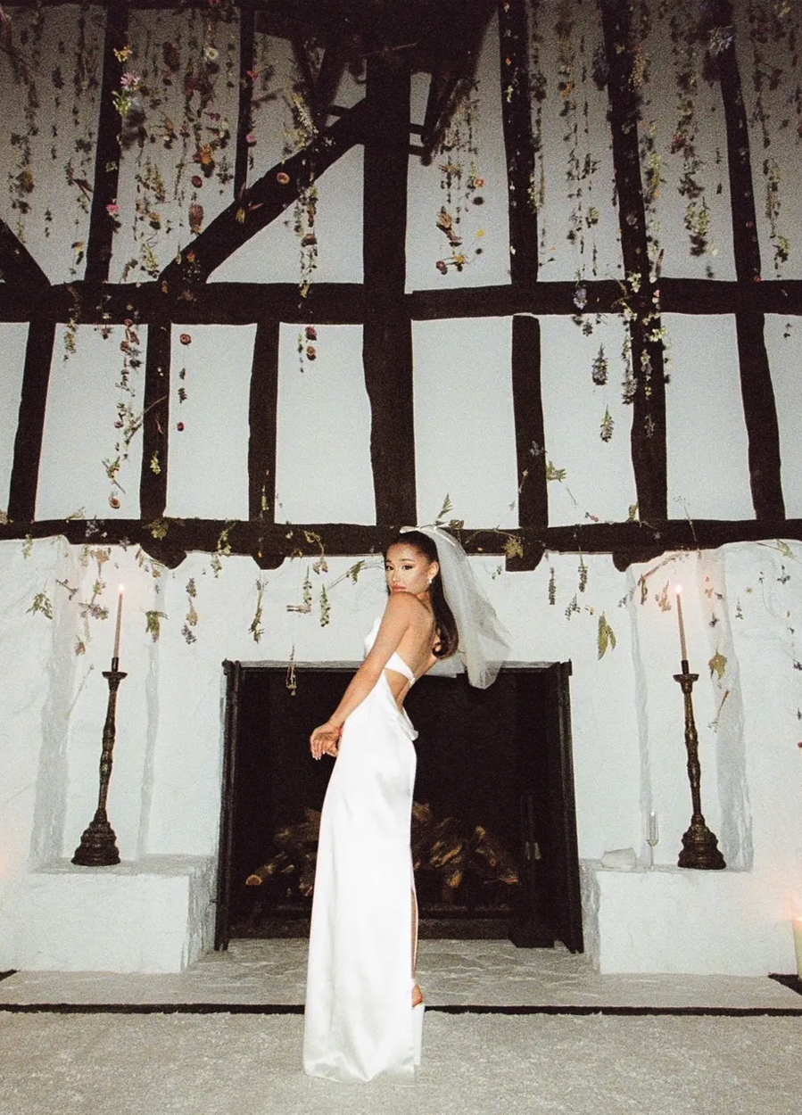 Chiêm ngưỡng trang phục cưới đẹp tựa 'nữ hoàng' của Ariana Grande - Ảnh 2 Chiêm ngưỡng trang phục cưới đẹp tựa 'nữ hoàng' của Ariana Grande - Ảnh 2