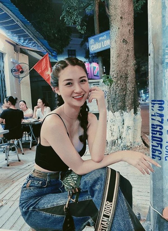 Gu ăn mặc của hot girl Vũ Thư khiến dân tình 'không chịu nổi' - Ảnh 4 Gu ăn mặc của hot girl Vũ Thư khiến dân tình 'không chịu nổi' - Ảnh 4