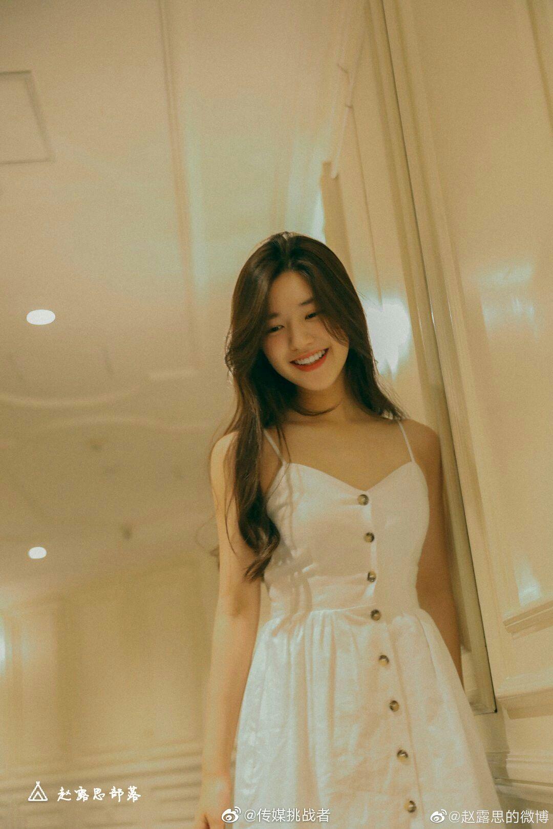 Ngoài khả năng tấu hài, gu ăn mặc ‘xịn mịn’ của Triệu Lộ Tư cũng khiến Cnet mê mệt - Ảnh 4