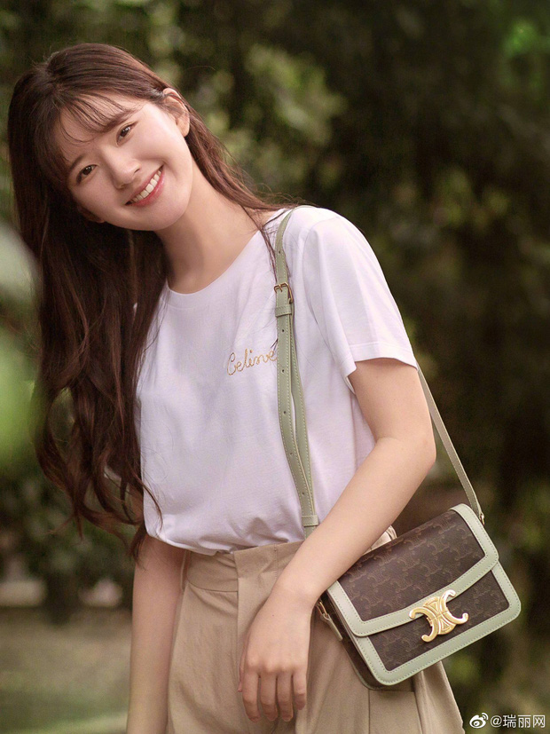 Ngoài khả năng tấu hài, gu ăn mặc ‘xịn mịn’ của Triệu Lộ Tư cũng khiến Cnet mê mệt - Ảnh 6 Ngoài khả năng tấu hài, gu ăn mặc ‘xịn mịn’ của Triệu Lộ Tư cũng khiến Cnet mê mệt - Ảnh 6