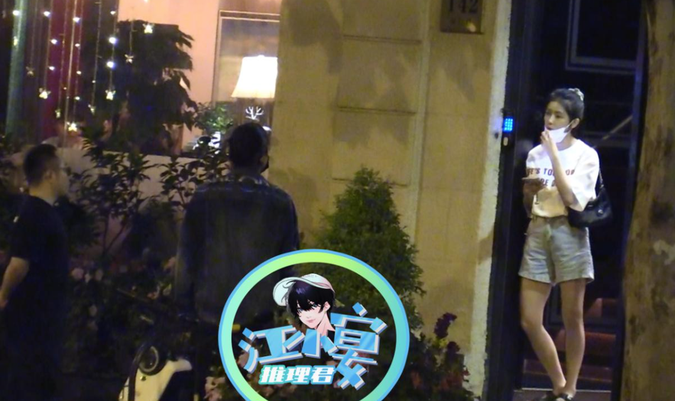 Điều đặc biệt hơn cả là cả hai ăn bận cực kỳ đơn giản... phải chăng đã yêu nhau đến mức bất chấp vẻ ngoài rồi.