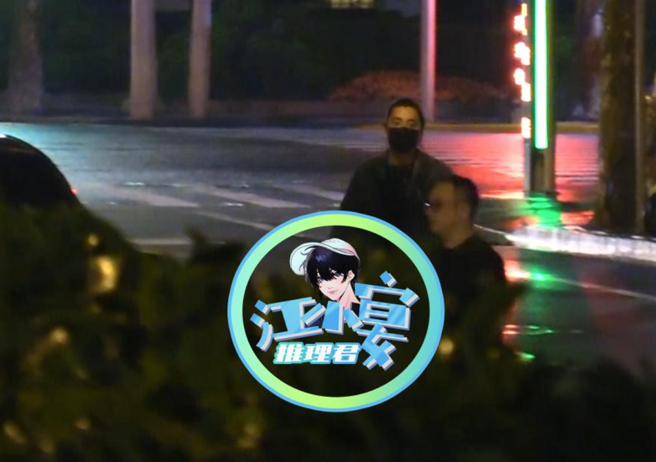 Chờ nữ chính về, nam chính cũng lên xe riêng rời khỏi địa điểm ăn uống.