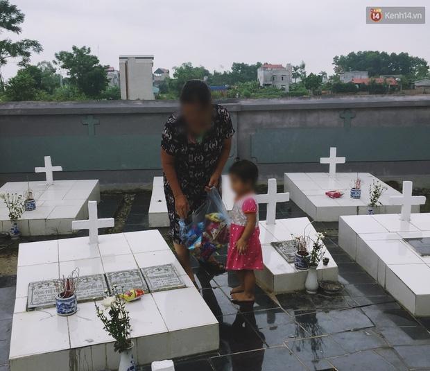 Xuân Nghiêm còn quá nhỏ để hiểu hết mọi chuyện. Xuân Nghiêm còn quá nhỏ để hiểu hết mọi chuyện.