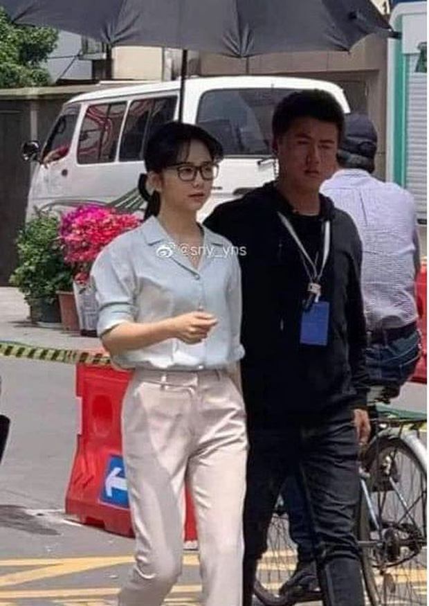 Chiếc kính mắt 'rất gì và này nọ' đấy nhé. Phen này netizen chỉ có hú hồn Chiếc kính mắt 'rất gì và này nọ' đấy nhé. Phen này netizen chỉ có hú hồn
