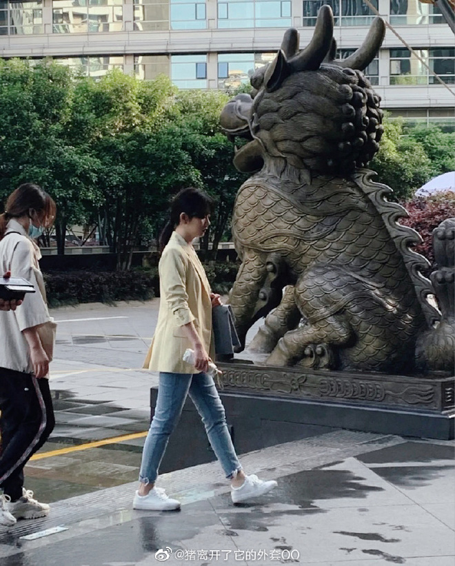 Đàm Tùng Vận xuất hiện tại phim trường với hình ảnh chín chắn, trưởng thành. Đàm Tùng Vận xuất hiện tại phim trường với hình ảnh chín chắn, trưởng thành.