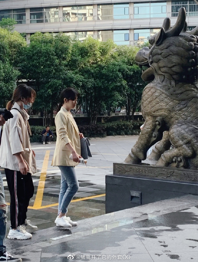 Bị chê 'chưa chín tới', Đàm Tùng Vận diện blazer đúng chất gái công sở, netizen có nên xem lại - Ảnh 1 Bị chê 'chưa chín tới', Đàm Tùng Vận diện blazer đúng chất gái công sở, netizen có nên xem lại - Ảnh 1