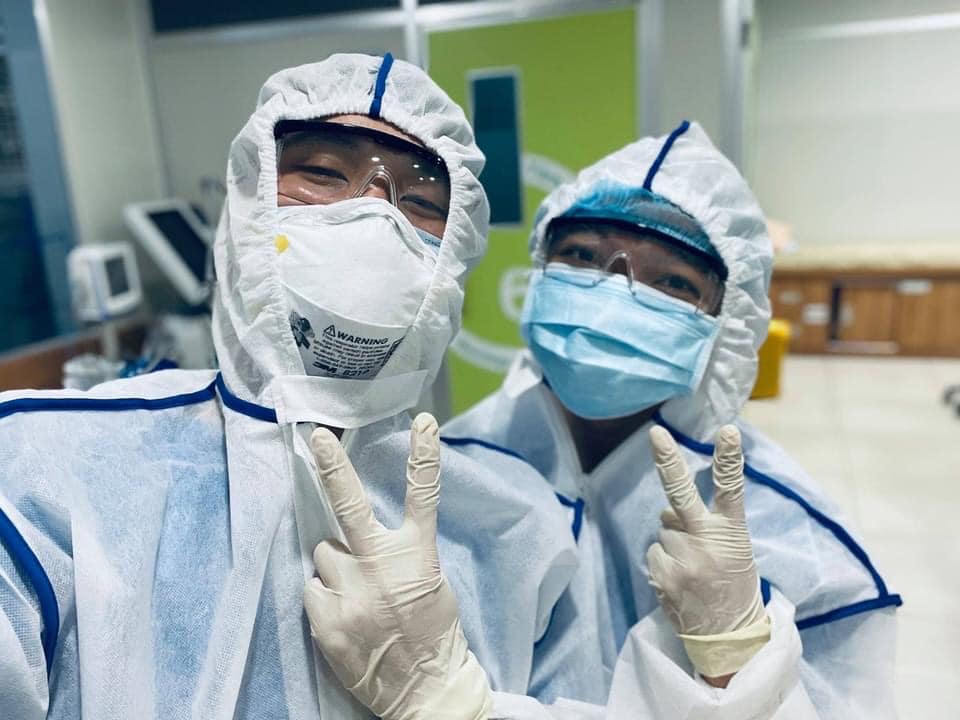 Những chiến binh áo trắng hi sinh tuổi trẻ, ngày đêm chiến đấu với dịch bệnh. Những chiến binh áo trắng hi sinh tuổi trẻ, ngày đêm chiến đấu với dịch bệnh.