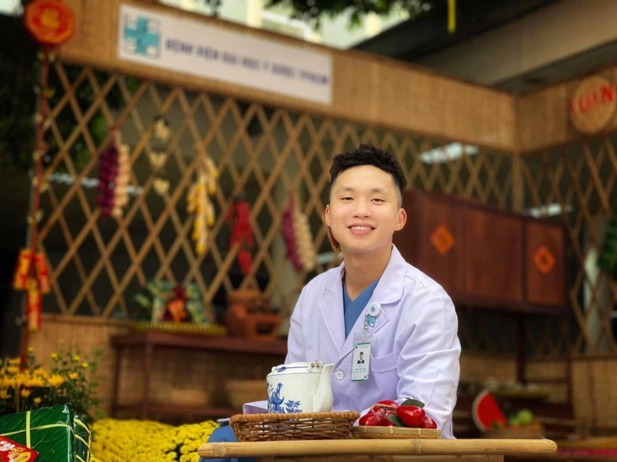 Nụ cười bừng sáng hi vọng của bác sĩ trẻ. Nụ cười bừng sáng hi vọng của bác sĩ trẻ.