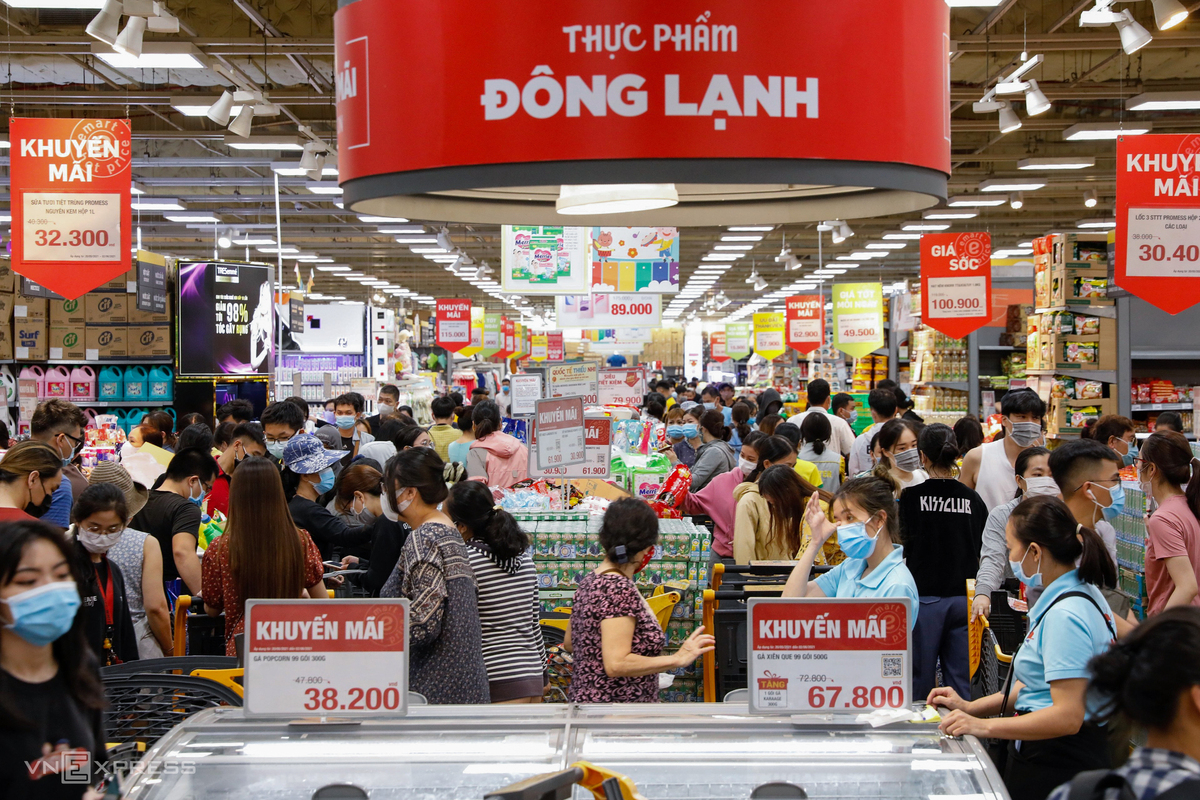 Người dân TP Hồ Chí Minh đổ xô đi mua nhu yếu phẩm dự trữ. Ảnh: Vne Người dân TP Hồ Chí Minh đổ xô đi mua nhu yếu phẩm dự trữ. Ảnh: Vne