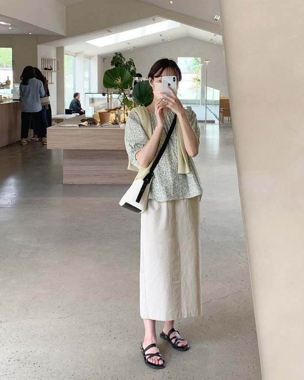Học lỏm gái Hàn 10 công thức mix chân váy dài cực xinh - Ảnh 6 Học lỏm gái Hàn 10 công thức mix chân váy dài cực xinh - Ảnh 6