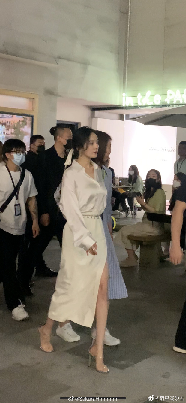 Sắc vóc siêu thực của Dương Mịch gây sốt Weibo: Kín như bưng nhưng visual vẫn ngồn ngộn ‘hút mắt’ 2 Sắc vóc siêu thực của Dương Mịch gây sốt Weibo: Kín như bưng nhưng visual vẫn ngồn ngộn ‘hút mắt’ 2