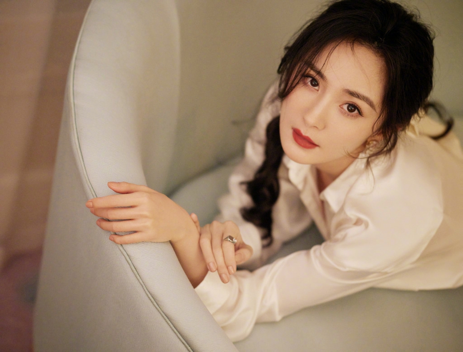 Cận cảnh bộ ảnh gây sốt Weibo của Dương Mịch, 'phụ nữ đẹp nhất khi không thuộc về ai' 9 Cận cảnh bộ ảnh gây sốt Weibo của Dương Mịch, 'phụ nữ đẹp nhất khi không thuộc về ai' 9