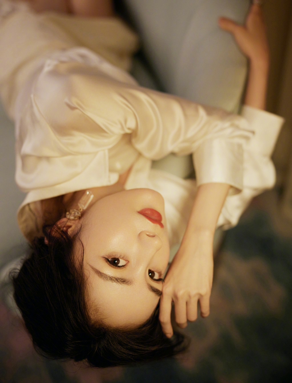 Cận cảnh bộ ảnh gây sốt Weibo của Dương Mịch, 'phụ nữ đẹp nhất khi không thuộc về ai' 6 Cận cảnh bộ ảnh gây sốt Weibo của Dương Mịch, 'phụ nữ đẹp nhất khi không thuộc về ai' 6