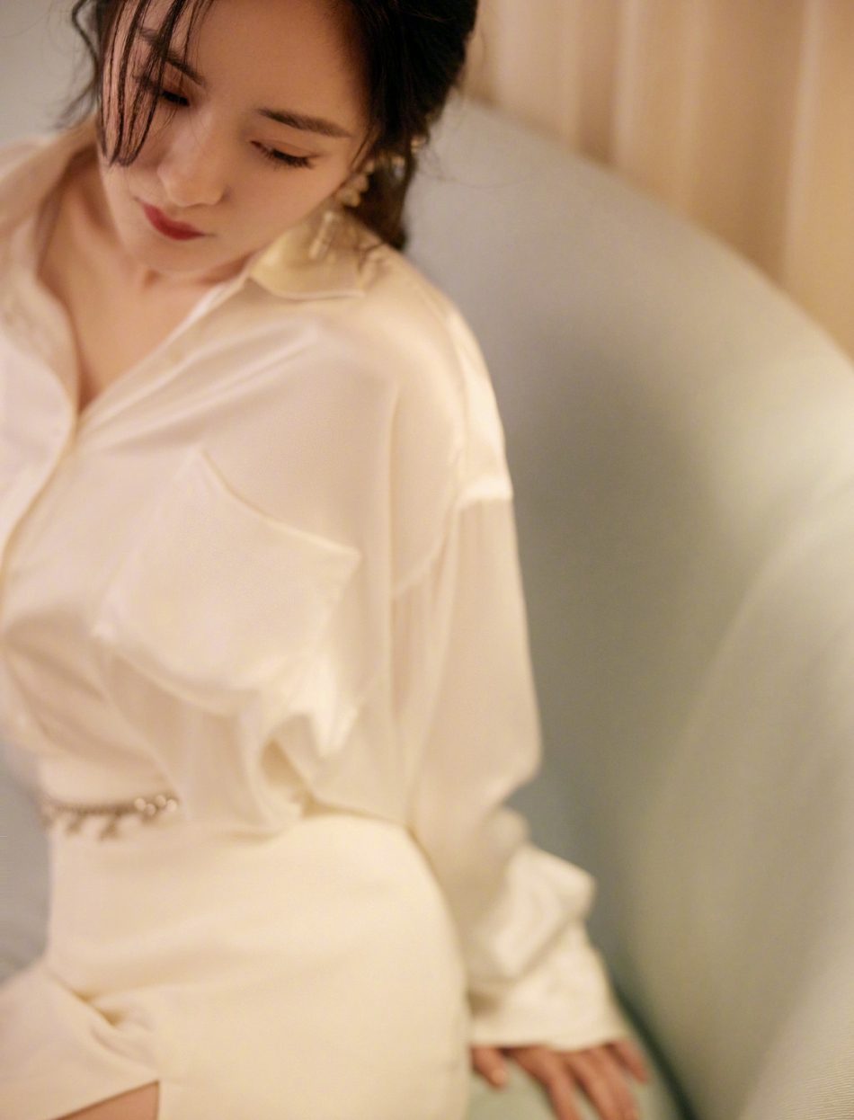 Cận cảnh bộ ảnh gây sốt Weibo của Dương Mịch, 'phụ nữ đẹp nhất khi không thuộc về ai' 5 Cận cảnh bộ ảnh gây sốt Weibo của Dương Mịch, 'phụ nữ đẹp nhất khi không thuộc về ai' 5