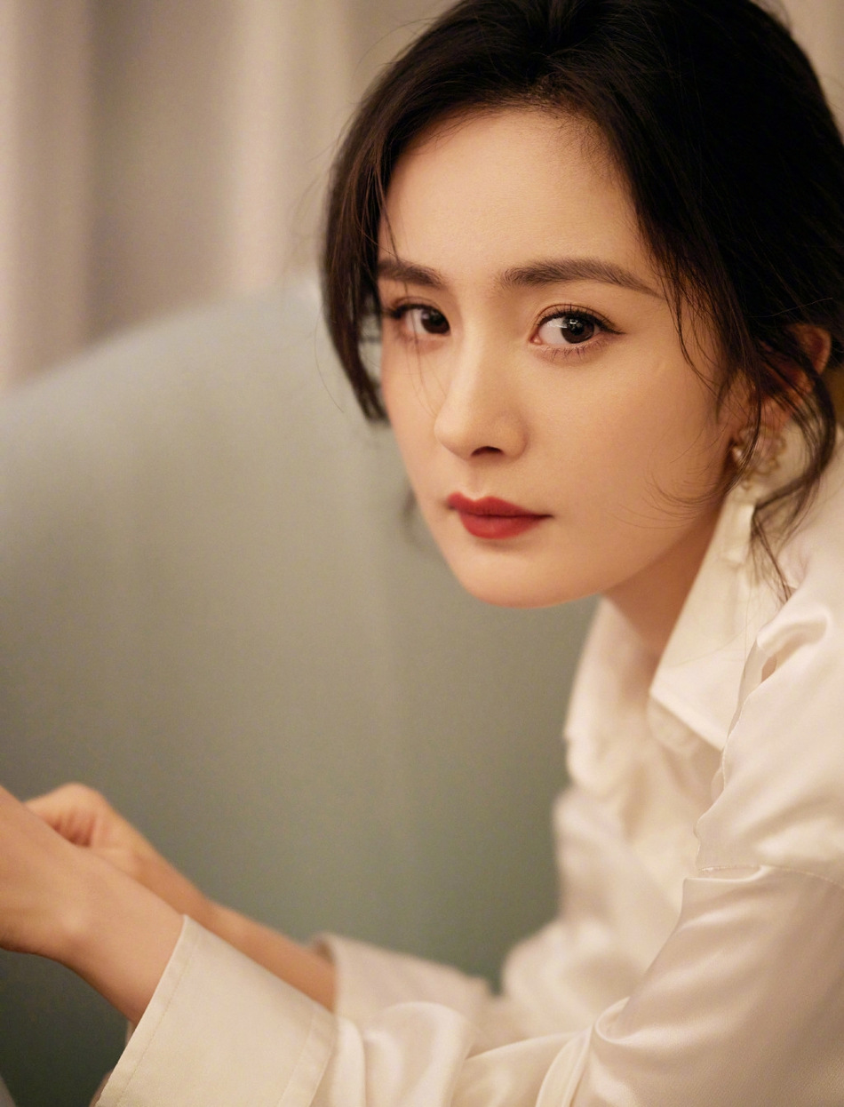 Cận cảnh bộ ảnh gây sốt Weibo của Dương Mịch, 'phụ nữ đẹp nhất khi không thuộc về ai' 4 Cận cảnh bộ ảnh gây sốt Weibo của Dương Mịch, 'phụ nữ đẹp nhất khi không thuộc về ai' 4