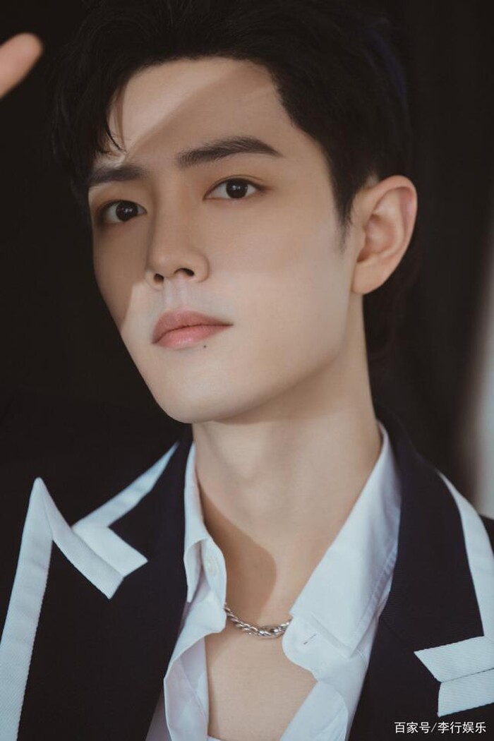 Nhìn lại visual 'cực phẩm' của Tiêu Chiến trong Đêm sục sôi - Ảnh 9 Nhìn lại visual 'cực phẩm' của Tiêu Chiến trong Đêm sục sôi - Ảnh 9