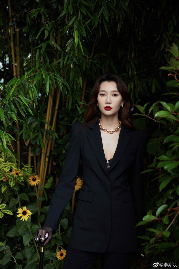 Hy hữu nhất Cbiz, MC thảm đỏ bị cho ‘lui cung’ sau ít phút tác nghiệp chỉ vì một lý do khó đỡ - Ảnh 1 Hy hữu nhất Cbiz, MC thảm đỏ bị cho ‘lui cung’ sau ít phút tác nghiệp chỉ vì một lý do khó đỡ - Ảnh 1