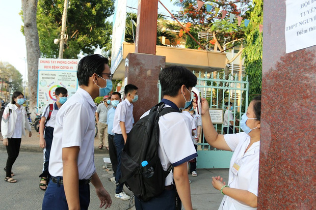 Các thi sinh được đo nhiệt độ khi vào phòng thi nhằm đảm bảo an toàn trong bối cảnh dịch Covid-19 diễn biến phức tạp. Ảnh: Báo điện tử Ấp Bắc Các thi sinh được đo nhiệt độ khi vào phòng thi nhằm đảm bảo an toàn trong bối cảnh dịch Covid-19 diễn biến phức tạp. Ảnh: Báo điện tử Ấp Bắc