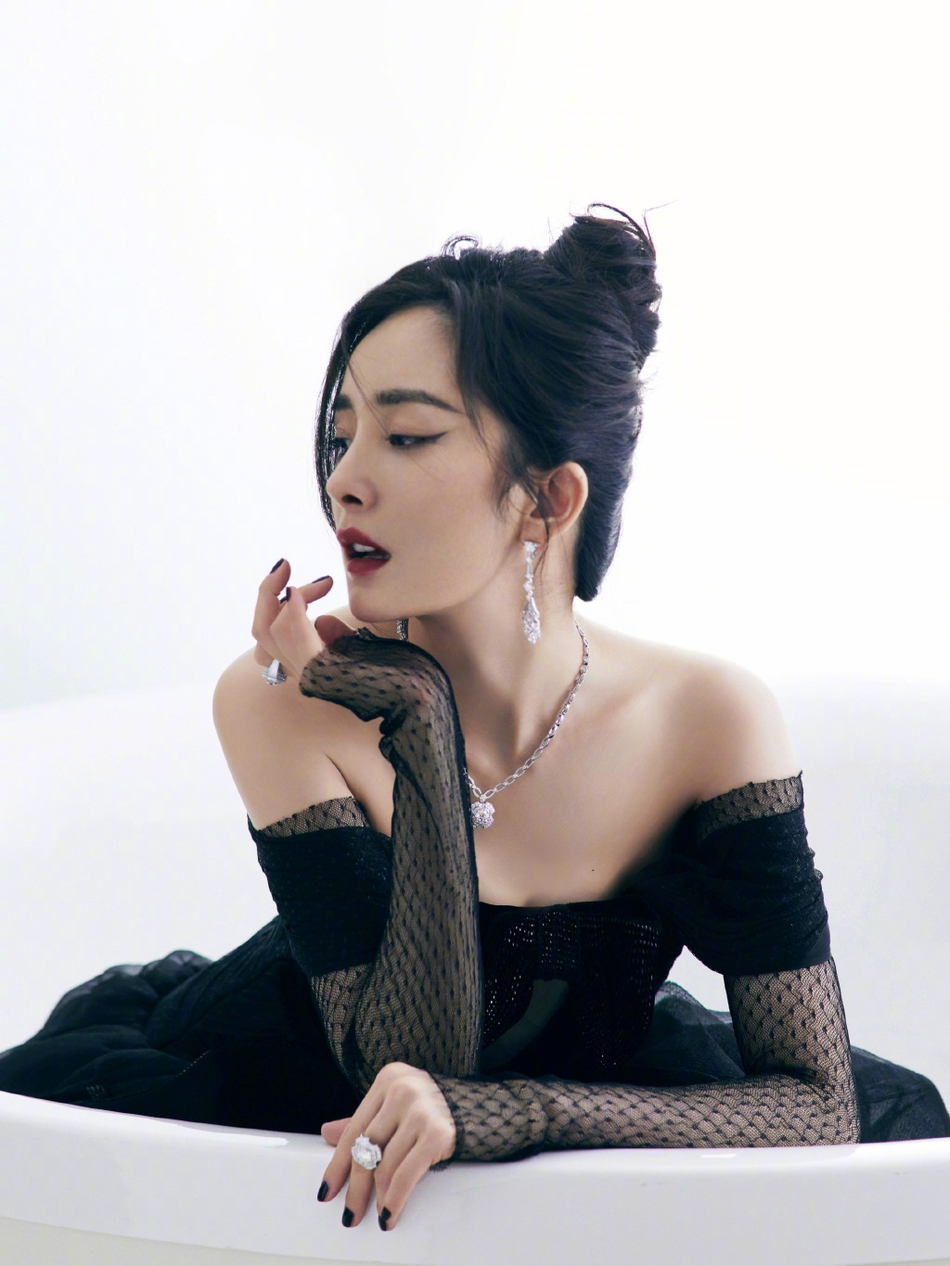 Dương Mịch hóa 'thiên nga đen', thiêu đốt thảm đỏ Thập Quang Thịnh Điển - Ảnh 5 Dương Mịch hóa 'thiên nga đen', thiêu đốt thảm đỏ Thập Quang Thịnh Điển - Ảnh 5