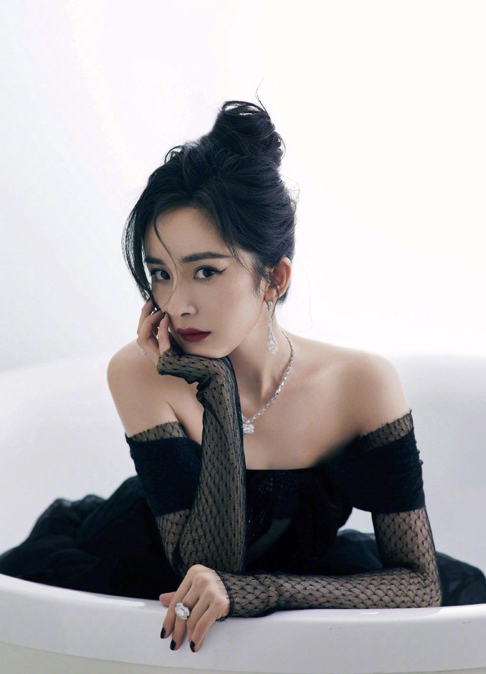 Dương Mịch hóa 'thiên nga đen', thiêu đốt thảm đỏ Thập Quang Thịnh Điển - Ảnh 4 Dương Mịch hóa 'thiên nga đen', thiêu đốt thảm đỏ Thập Quang Thịnh Điển - Ảnh 4