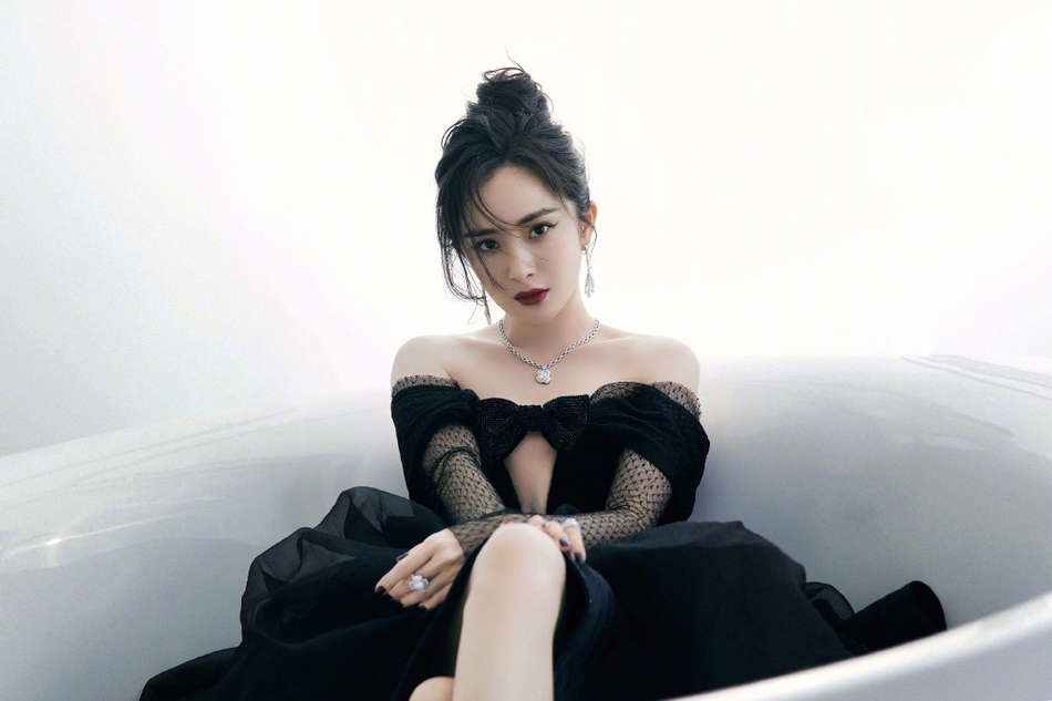 Dương Mịch hóa 'thiên nga đen', thiêu đốt thảm đỏ Thập Quang Thịnh Điển - Ảnh 2 Dương Mịch hóa 'thiên nga đen', thiêu đốt thảm đỏ Thập Quang Thịnh Điển - Ảnh 2