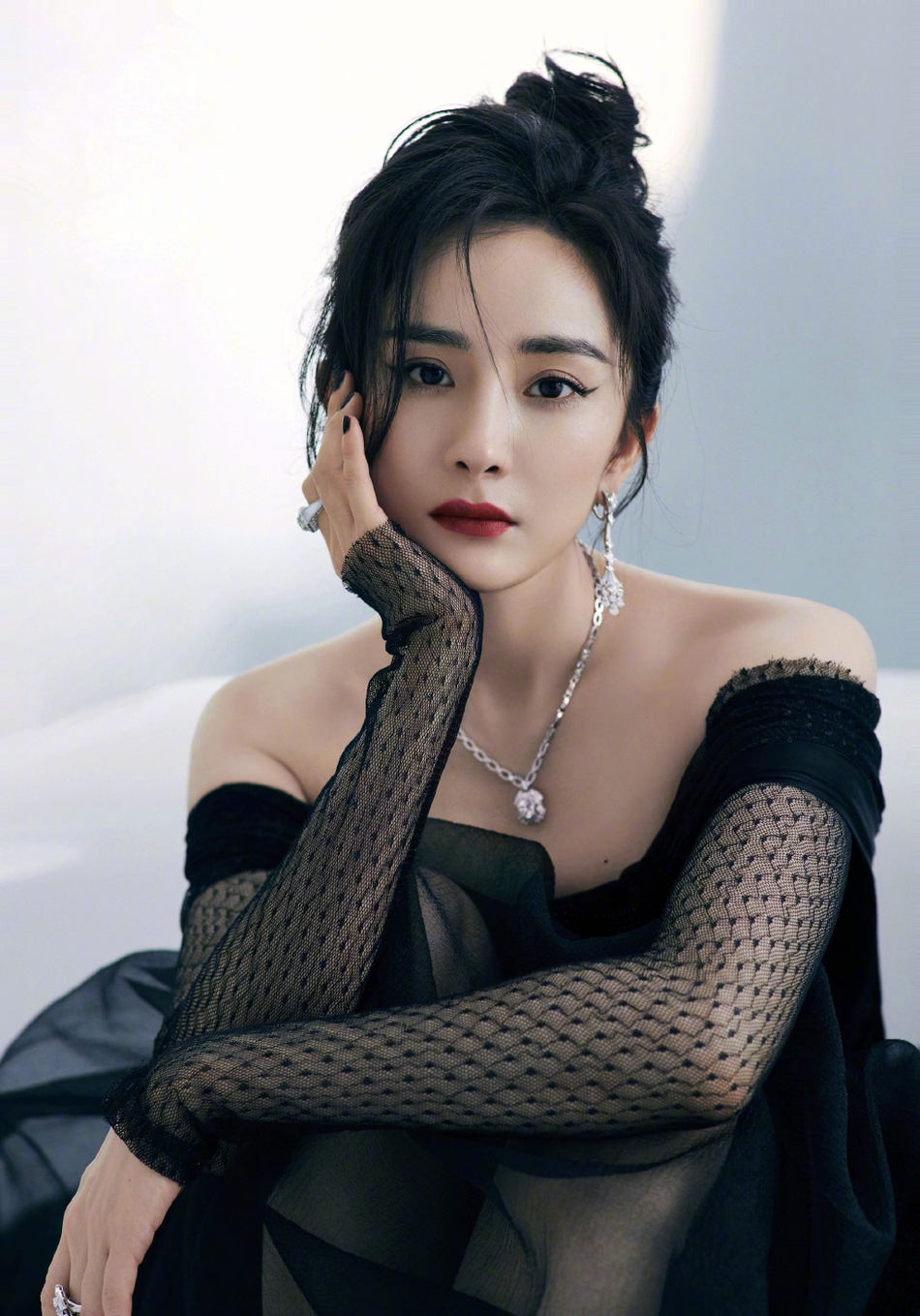 Dương Mịch hóa 'thiên nga đen', thiêu đốt thảm đỏ Thập Quang Thịnh Điển - Ảnh 1 Dương Mịch hóa 'thiên nga đen', thiêu đốt thảm đỏ Thập Quang Thịnh Điển - Ảnh 1