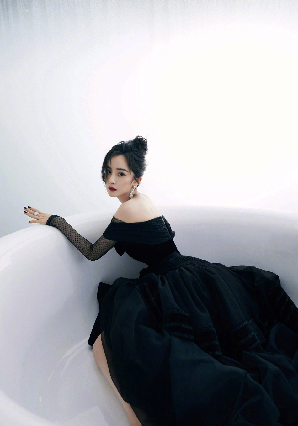 Dương Mịch hóa 'thiên nga đen', thiêu đốt thảm đỏ Thập Quang Thịnh Điển - Ảnh 8 Dương Mịch hóa 'thiên nga đen', thiêu đốt thảm đỏ Thập Quang Thịnh Điển - Ảnh 8
