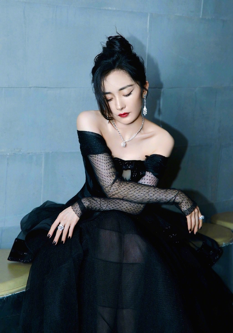 Dương Mịch hóa 'thiên nga đen', thiêu đốt thảm đỏ Thập Quang Thịnh Điển - Ảnh 6 Dương Mịch hóa 'thiên nga đen', thiêu đốt thảm đỏ Thập Quang Thịnh Điển - Ảnh 6