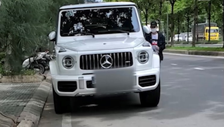 ‘Tóm gọn' khoảnh khắc Sơn Tùng lái siêu xe dạo phố, quần jeans áo phông vẫn 'xịn đét' 2 ‘Tóm gọn' khoảnh khắc Sơn Tùng lái siêu xe dạo phố, quần jeans áo phông vẫn 'xịn đét' 2