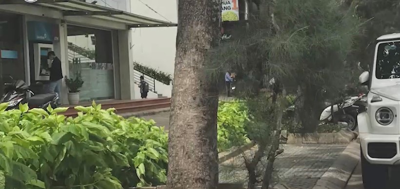 ‘Tóm gọn' khoảnh khắc Sơn Tùng lái siêu xe dạo phố, quần jeans áo phông vẫn 'xịn đét' 4 ‘Tóm gọn' khoảnh khắc Sơn Tùng lái siêu xe dạo phố, quần jeans áo phông vẫn 'xịn đét' 4