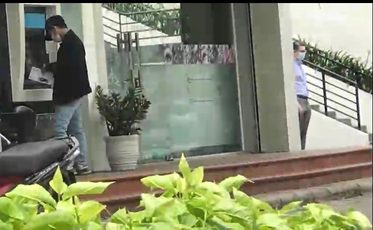 ‘Tóm gọn' khoảnh khắc Sơn Tùng lái siêu xe dạo phố, quần jeans áo phông vẫn 'xịn đét' 3 ‘Tóm gọn' khoảnh khắc Sơn Tùng lái siêu xe dạo phố, quần jeans áo phông vẫn 'xịn đét' 3
