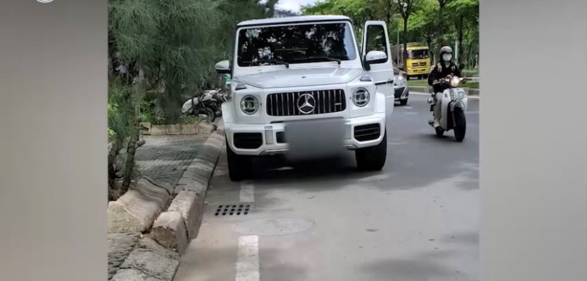 ‘Tóm gọn' khoảnh khắc Sơn Tùng lái siêu xe dạo phố, quần jeans áo phông vẫn 'xịn đét' 1 ‘Tóm gọn' khoảnh khắc Sơn Tùng lái siêu xe dạo phố, quần jeans áo phông vẫn 'xịn đét' 1