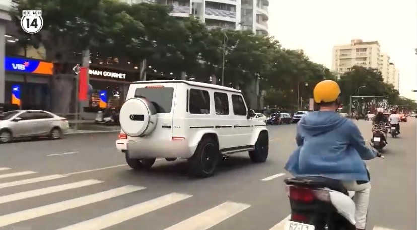‘Tóm gọn' khoảnh khắc Sơn Tùng lái siêu xe dạo phố, quần jeans áo phông vẫn 'xịn đét' 6 ‘Tóm gọn' khoảnh khắc Sơn Tùng lái siêu xe dạo phố, quần jeans áo phông vẫn 'xịn đét' 6