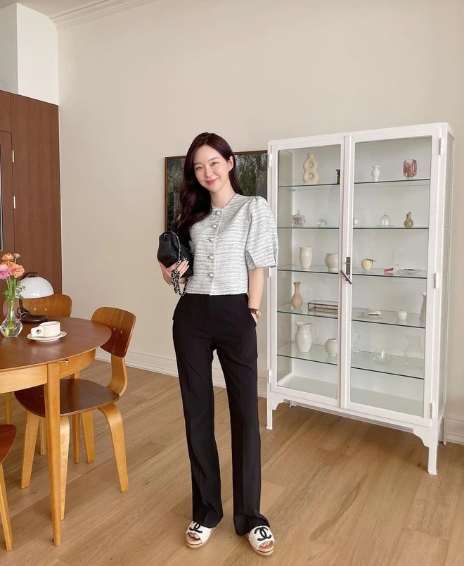 7 cách mix đồ với quần đen, mỗi ngày một kiểu đảm bảo thoát cảnh 'không biết mặc gì' - Ảnh 7 7 cách mix đồ với quần đen, mỗi ngày một kiểu đảm bảo thoát cảnh 'không biết mặc gì' - Ảnh 7