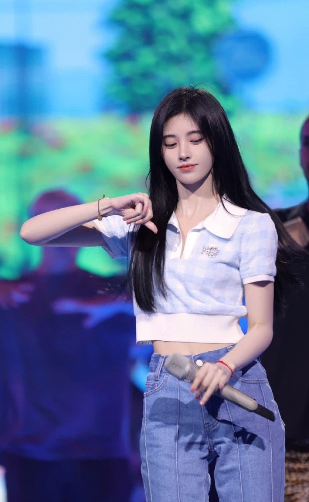 Tuy nhiên... chiếc áo crop top mới thực sự gây chú ý Tuy nhiên... chiếc áo crop top mới thực sự gây chú ý
