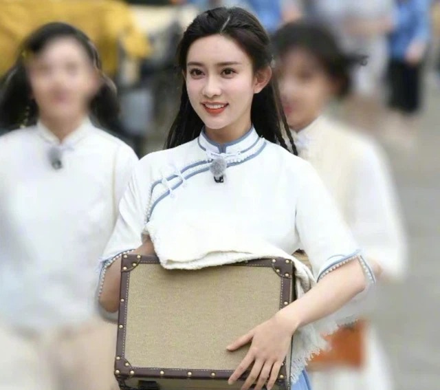 Chỉ với 1 bức ảnh hậu trường, visual của Angela Baby bị Mạnh Tử Nghĩa 'đè bẹp' - Ảnh 1 Chỉ với 1 bức ảnh hậu trường, visual của Angela Baby bị Mạnh Tử Nghĩa 'đè bẹp' - Ảnh 1