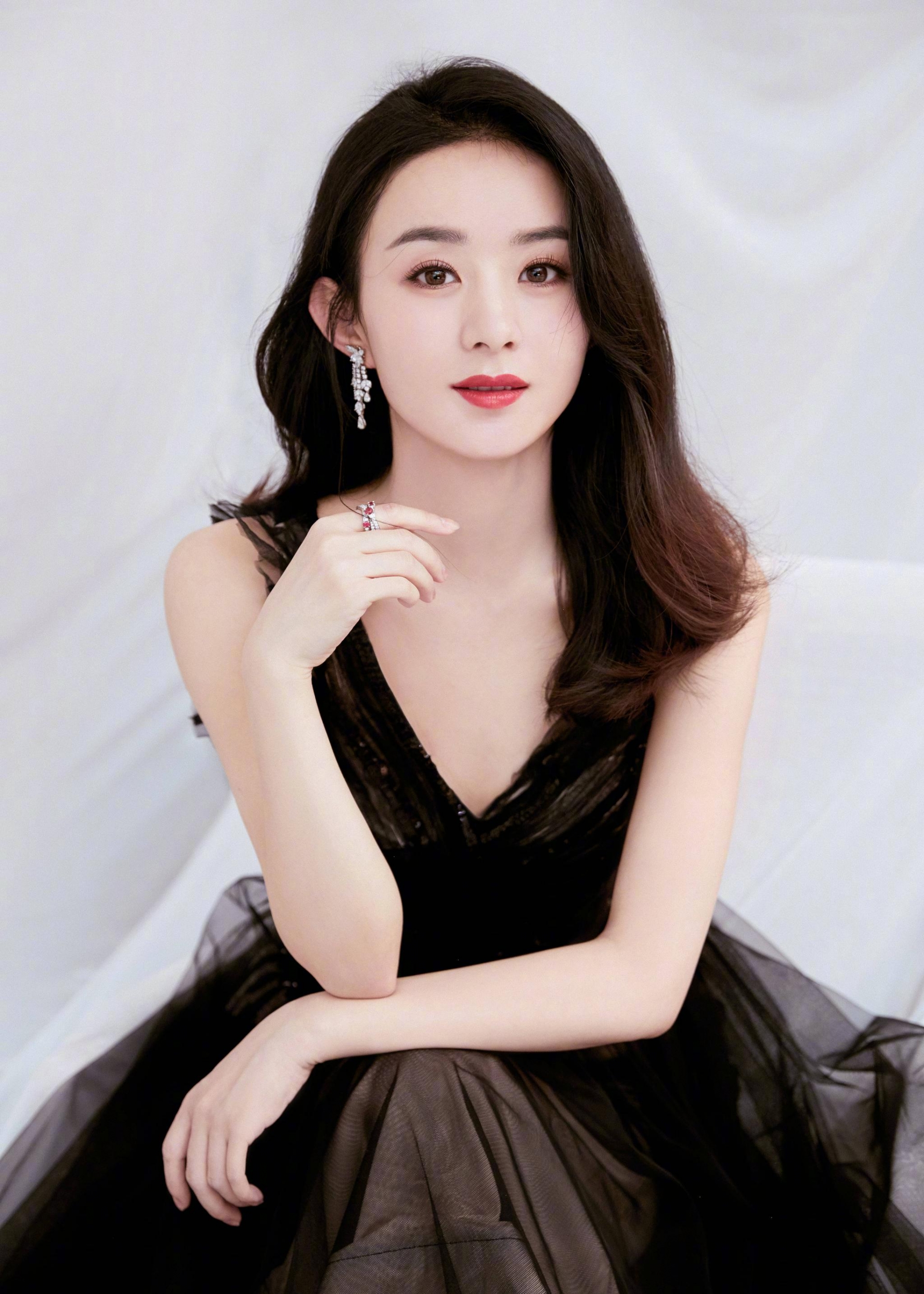 Không 'dẫm lại vết xe đổ' của Dương Mịch, Triệu Lệ Dĩnh quyết từ bỏ công việc để chăm sóc con 5 Không 'dẫm lại vết xe đổ' của Dương Mịch, Triệu Lệ Dĩnh quyết từ bỏ công việc để chăm sóc con 5
