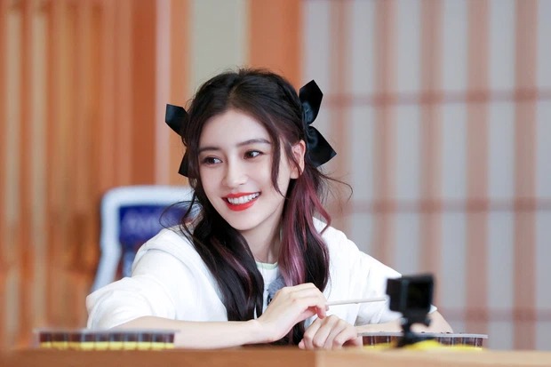 Khẩu chiến về việc Angela Baby nhận biệt đãi khi quay show: Làm màu, cố tình quay góc xa vì sợ béo? Khẩu chiến về việc Angela Baby nhận biệt đãi khi quay show: Làm màu, cố tình quay góc xa vì sợ béo?
