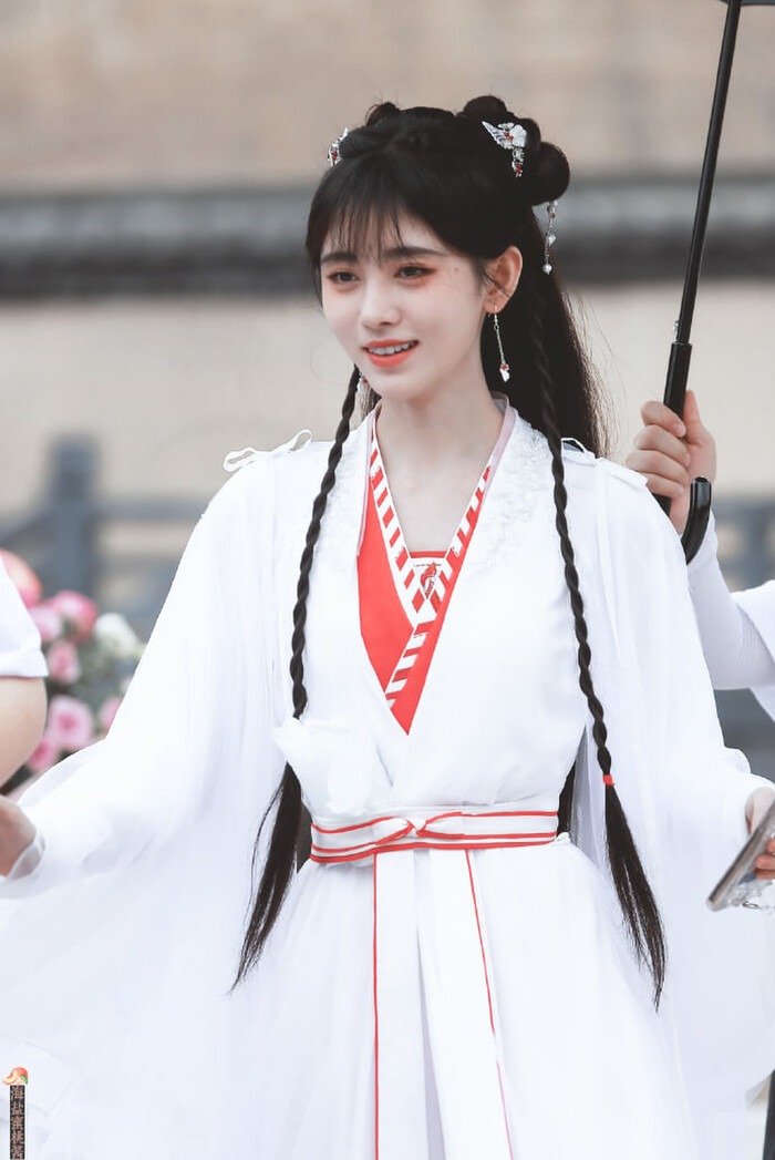 Cúc Tịnh Y khoe visual khác lạ, sánh đôi với Quách Tuấn Thần ở lễ khai máy Hoa Nhung 3 Cúc Tịnh Y khoe visual khác lạ, sánh đôi với Quách Tuấn Thần ở lễ khai máy Hoa Nhung 3