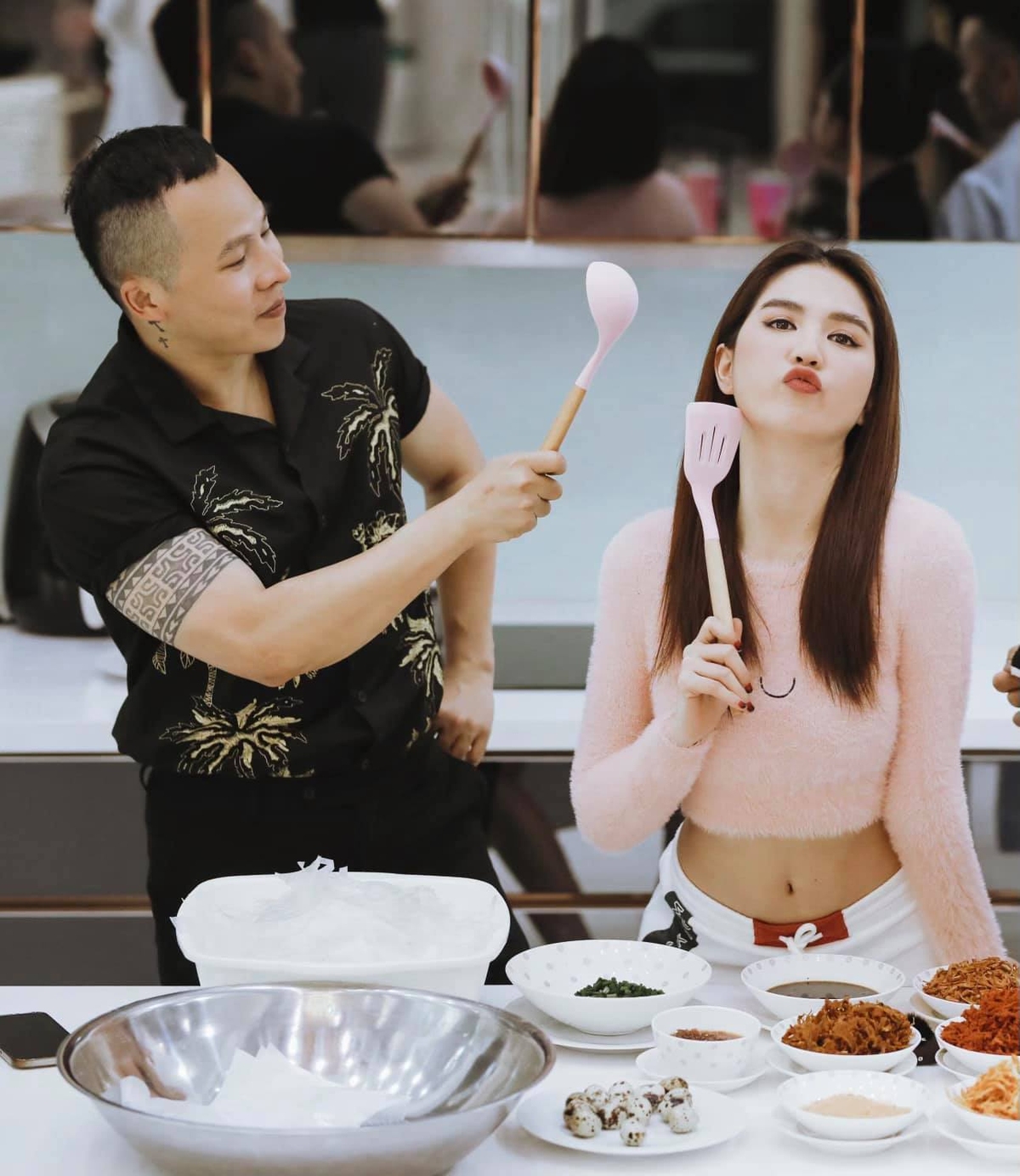 Ngọc Trinh cuối cùng đã về chung nhà với Vũ Khắc Tiệp, hành trang mang theo chỉ là chiếc tủ đồ 'đắt đỏ'? - Ảnh 2 Ngọc Trinh cuối cùng đã về chung nhà với Vũ Khắc Tiệp, hành trang mang theo chỉ là chiếc tủ đồ 'đắt đỏ'? - Ảnh 2
