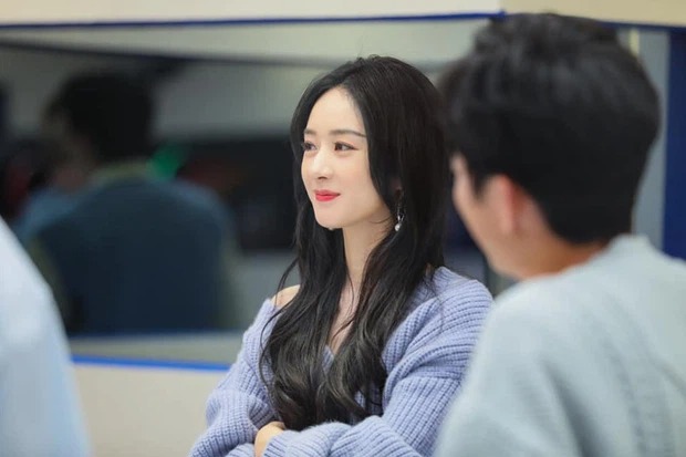 Triệu Lệ Dĩnh bùng nổ visual với áo 'trễ nải' trên show, Phùng Thiệu Phong có tiếc không? 2 Triệu Lệ Dĩnh bùng nổ visual với áo 'trễ nải' trên show, Phùng Thiệu Phong có tiếc không? 2