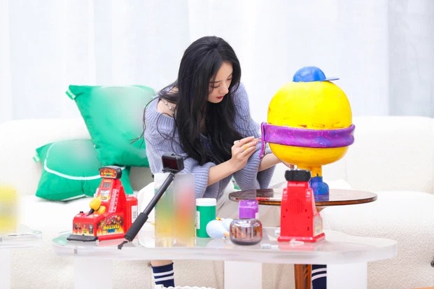 Triệu Lệ Dĩnh bùng nổ visual với áo 'trễ nải' trên show, Phùng Thiệu Phong có tiếc không? 3 Triệu Lệ Dĩnh bùng nổ visual với áo 'trễ nải' trên show, Phùng Thiệu Phong có tiếc không? 3