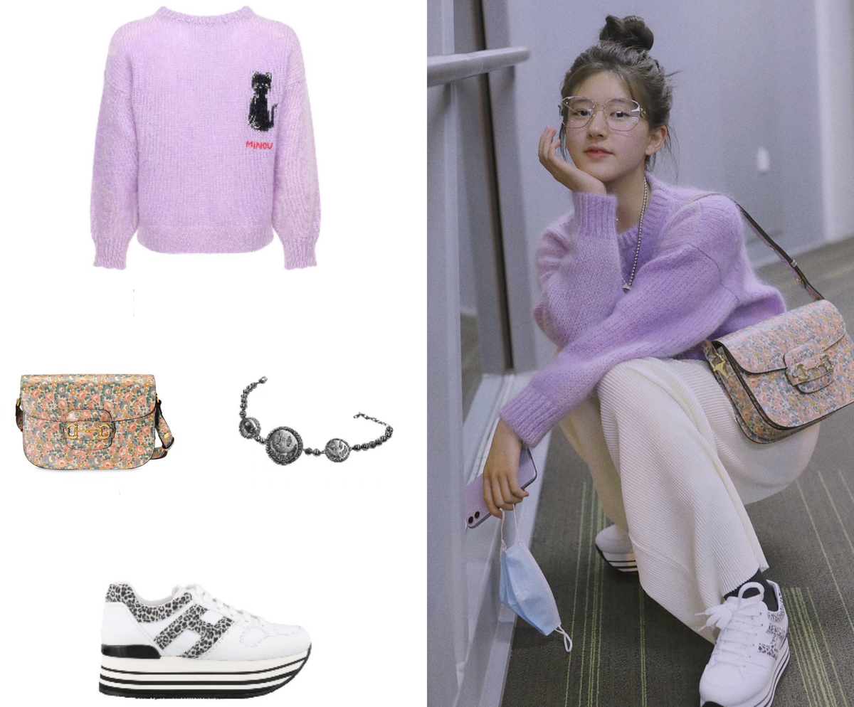 Áo len tím Gucci, mang túi xách cùng thương hiệu, dây chuyền SMFK và giày thể thao Hogan. Áo len tím Gucci, mang túi xách cùng thương hiệu, dây chuyền SMFK và giày thể thao Hogan.