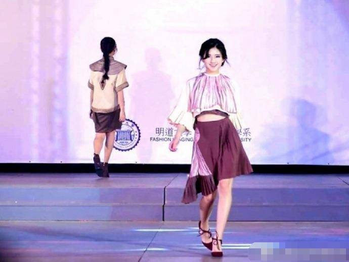 Lộ bức ảnh hiếm hoi của Triệu Lộ Tư làm model, nhan sắc và thần thái ra sao mà Cnet hết lời ca ngợi? - Ảnh 2 Lộ bức ảnh hiếm hoi của Triệu Lộ Tư làm model, nhan sắc và thần thái ra sao mà Cnet hết lời ca ngợi? - Ảnh 2