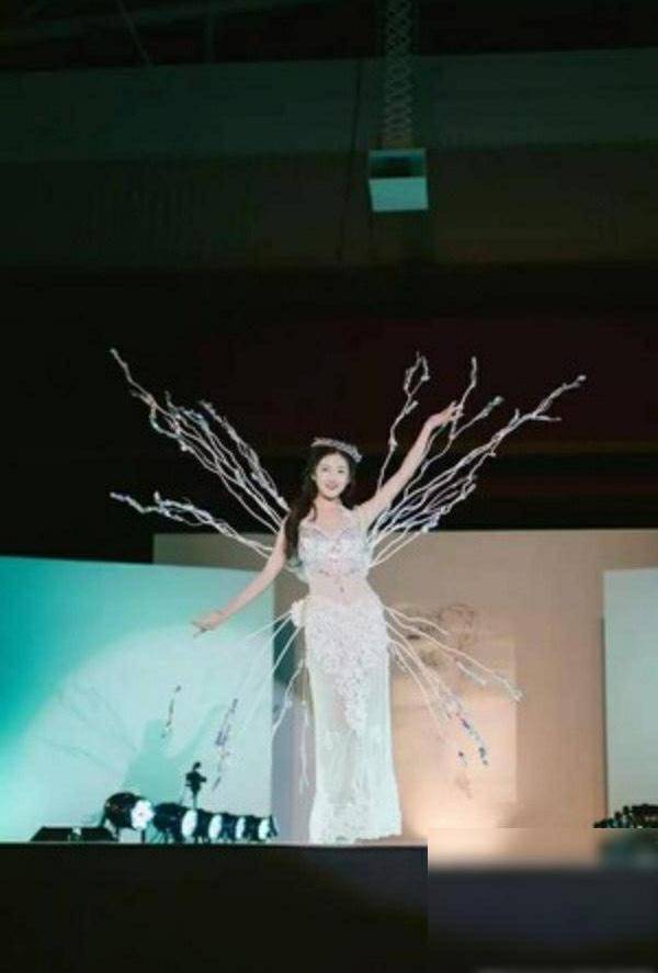 Lộ bức ảnh hiếm hoi của Triệu Lộ Tư làm model, nhan sắc và thần thái ra sao mà Cnet hết lời ca ngợi? - Ảnh 3 Lộ bức ảnh hiếm hoi của Triệu Lộ Tư làm model, nhan sắc và thần thái ra sao mà Cnet hết lời ca ngợi? - Ảnh 3