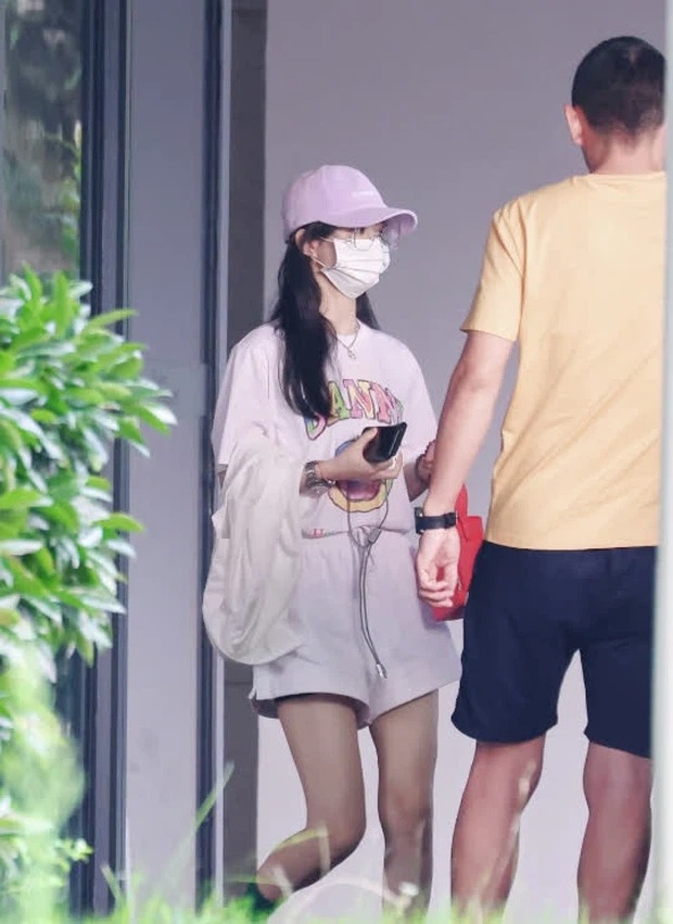 Triệu Lệ Dĩnh về Thượng Hải thăm con, nhưng visual 'nhí nhảnh' mới khiến dân tình điên đảo 1 Triệu Lệ Dĩnh về Thượng Hải thăm con, nhưng visual 'nhí nhảnh' mới khiến dân tình điên đảo 1