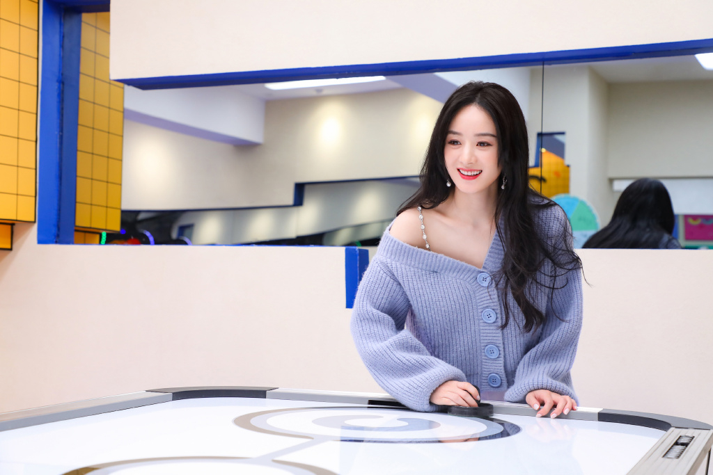 Triệu Lệ Dĩnh về Thượng Hải thăm con, nhưng visual 'nhí nhảnh' mới khiến dân tình điên đảo 3 Triệu Lệ Dĩnh về Thượng Hải thăm con, nhưng visual 'nhí nhảnh' mới khiến dân tình điên đảo 3