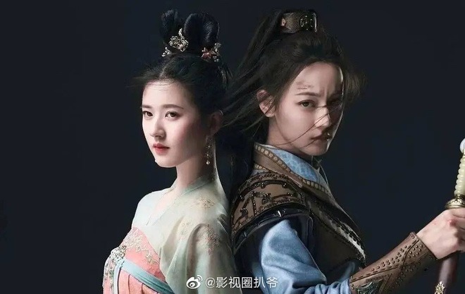 Dân tình tố Triệu Lộ Tư 'đua đòi' theo Địch Lệ Nhiệt Ba, fan hầm hố đòi 'xử đẹp' 5 Dân tình tố Triệu Lộ Tư 'đua đòi' theo Địch Lệ Nhiệt Ba, fan hầm hố đòi 'xử đẹp' 5