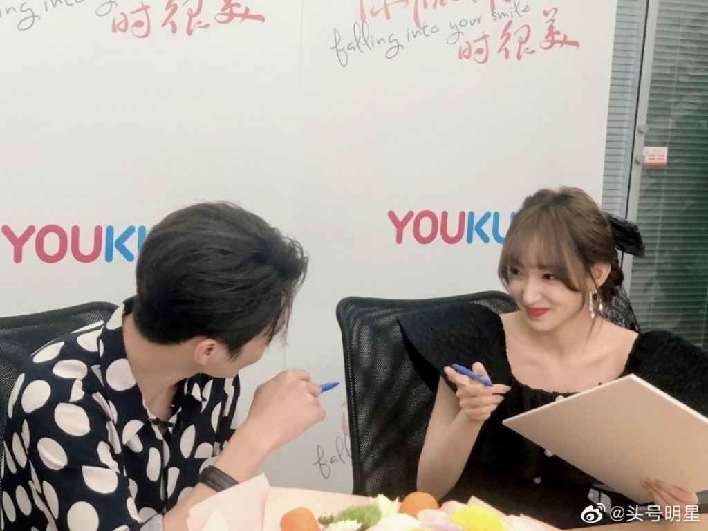 Hứa Khải và Trình Tiêu tương tác ăn ý trong buổi livestream quảng bá Hứa Khải và Trình Tiêu tương tác ăn ý trong buổi livestream quảng bá